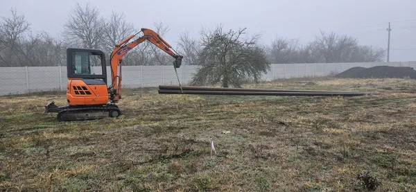 Mini kotrógép munkában